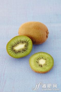 饮食,水果,室内,成分,猕猴桃_gic11114367_A whole kiwi and sliced kiwis_创意图片_Getty Images China 饮食,水果,室内,成分,猕猴桃_gic11114367_A whole kiwi and sliced kiwis_创意图片_Getty Images China