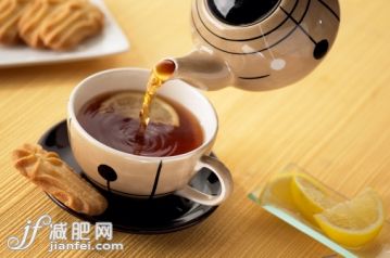 饮料,花盆,杯,茶碟,马克杯_135594813_Pouring a cup of lemon tea_创意图片_Getty Images China