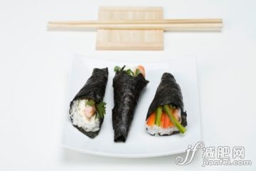 食品,海产,饮食,影棚拍摄,室内_83955771_Temaki sushi on sushi plate with chopsticks_创意图片_Getty Images China