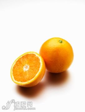 影棚拍摄,水果,柑橘属,桔子,抗坏血酸_118328812_Whole and Cut orange on white_创意图片_Getty Images China