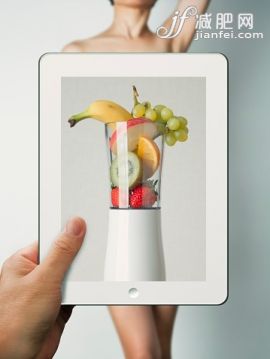 人,影棚拍摄,中间部分,45到49岁,手_534675595_Fruits in mixer on tablet, and woman's body_创意图片_Getty Images China