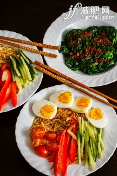 城堡,菠菜,灯笼椒,黄瓜,樱桃番茄_567974743_Spinach and ramen_创意图片_Getty Images China