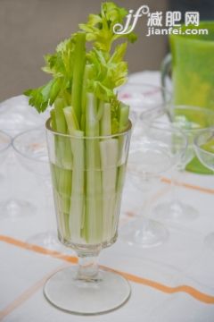 桌子,户外,聚会,白昼,洛杉矶城_149096046_Celery Sticks in a drink glass_创意图片_Getty Images China