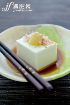 食品,饮食,盘子,筷子,酱油_109725608_Tofu with Grated Ginger and Sliced Dried Bonito_创意图片_Getty Images China