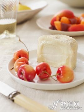 奶酪,水果,开胃品,摄影,健康食物_563737191_Soft Cheese Cut with Cherries_创意图片_Getty Images China
