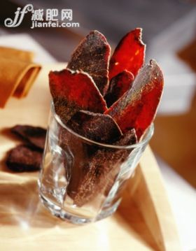 食品,肉,饮食,小吃,牛肉_88301160_Dried beef jerky in glass cup_创意图片_Getty Images China