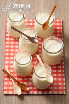 桌子,广口瓶,奶制品,室内,桌布_559482537_yogurt_创意图片_Getty Images China