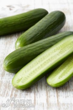桌子,影棚拍摄,木制,黄瓜,摄影_512336353_Four mini cucumbers on a wooden table top_创意图片_Getty Images China 桌子,影棚拍摄,木制,黄瓜,摄影_512336353_Four mini cucumbers on a wooden table top_创意图片_Getty Images China