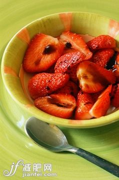 丰满,食品,饮食,水果,堆_b292691b4_Stawberries in bowl_创意图片_Getty Images China