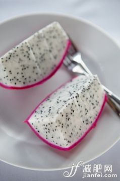 饮食,摄影,食品,切片食物,白色_200408035-001_Dragon fruit on plate, elevated view_创意图片_Getty Images China