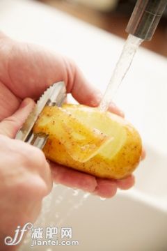 人,干净,水槽,水龙头,室内_136494923_shallow focus of close up on hands_创意图片_Getty Images China
