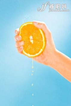 人,食品,影棚拍摄,室内,冷饮_84227620_Woman's hand squeezing juicy orange_创意图片_Getty Images China 人,食品,影棚拍摄,室内,冷饮_84227620_Woman's hand squeezing juicy orange_创意图片_Getty Images China