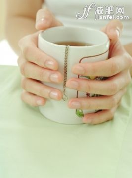 人,饮料,住宅内部,生活方式,室内_78402738_Person holding mug_创意图片_Getty Images China