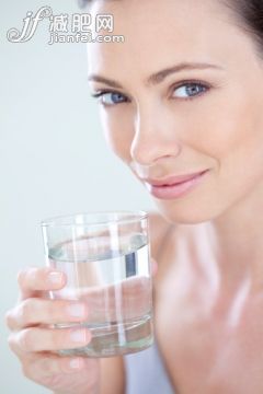 人,饮食,影棚拍摄,25岁到29岁,冷饮_138659111_Woman with a glass of water_创意图片_Getty Images China