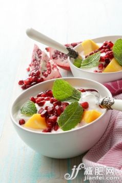 饮食,食品,奶制品,甜食,影棚拍摄_478309926_Desserts: Yogurt with Mango, Pommegranate and Mint_创意图片_Getty Images China