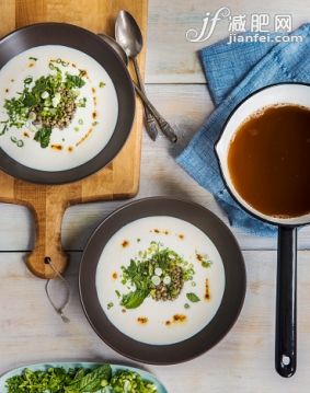 食品,桌子,影棚拍摄,室内,餐巾_561127953_Overhead view of soup in saucepan and salad with lentils_创意图片_Getty Images China