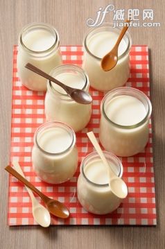 桌子,广口瓶,奶制品,室内,桌布_559482537_yogurt_创意图片_Getty Images China