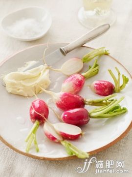 夏天,萝卜,开胃品,餐前小吃,摄影_563737213_Radishes with Butter and Salt_创意图片_Getty Images China