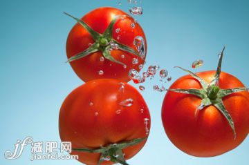 影棚拍摄,水下,红色,液体,泡泡_558950819_Tomatoes underwater_创意图片_Getty Images China