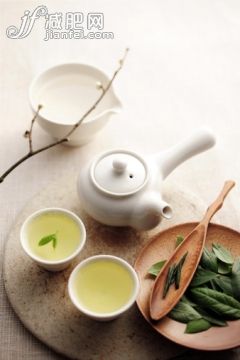 健康保健,汤匙,盘子,碗,杯_152602698_Teapot and cup with green tea_创意图片_Getty Images China