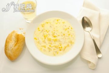 饮料,影棚拍摄,餐巾,汤匙,盘子_137908595_Corn chowder on white_创意图片_Getty Images China