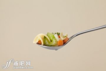 饮食,食品,影棚拍摄,汤匙,面条_160636305_Vegetable Noodle Soup_创意图片_Getty Images China