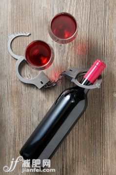 摄影,饮料,桌子,含酒精饮料,室内_527923953_alcohol addiction_创意图片_Getty Images China