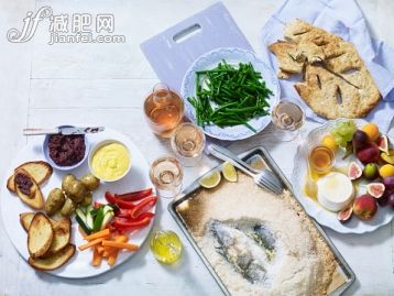 饮食,饮料,食品,海产,室内_562483547_Provencal dinner, including crudites and dips, loup de mer en croute de sel (fish in salt crust), haricots verts en persillade (green beans), brousse au miel de romarin (fresh cheese), fruit, fougasse (bread)_创意图片_Getty Images China