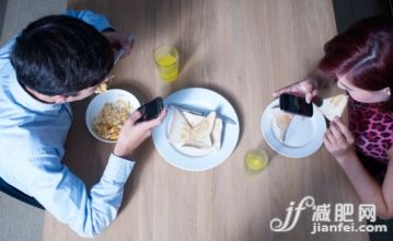 人,休闲装,桌子,沟通,电话机_153179325_TEENTECH_创意图片_Getty Images China