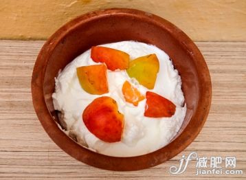 室内,碗,酸奶,早餐,白昼_561065411_Bowl of Greek yogurt with apricot_创意图片_Getty Images China