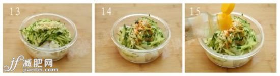 黄瓜切丝，蒜瓣剁碎，与切好的凉皮放在一起。