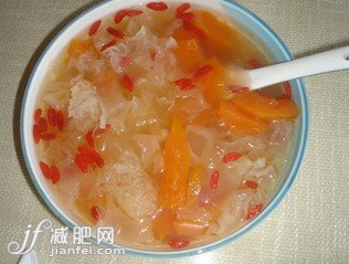 养颜丰胸—银耳炖木瓜