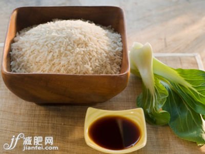 在米饭里面加点菜