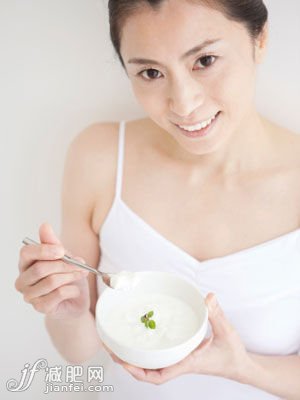 喝酸奶减肥不能过量