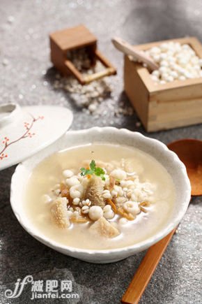 薏米煲汤请脂消水肿