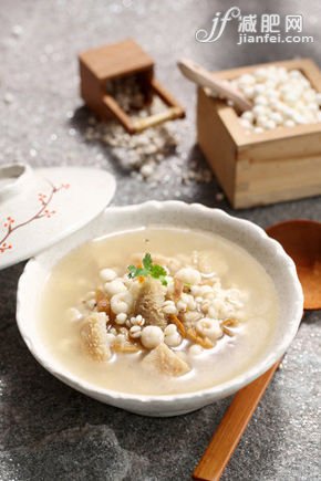 薏米煲汤请脂消水肿