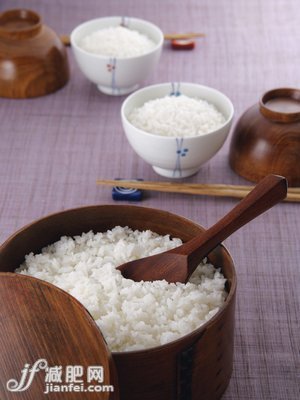 米饭功效：黑米补肾糯米排毒