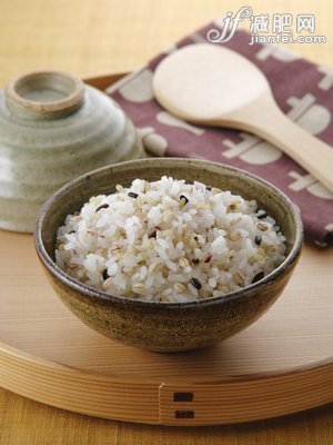 米饭功效：黑米补肾糯米排毒