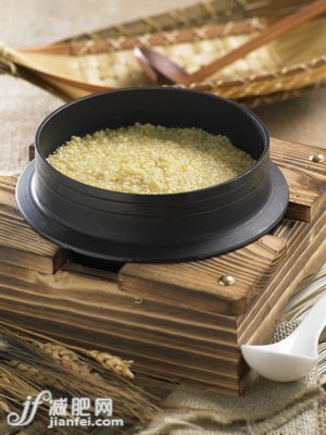 米饭功效：黑米补肾糯米排毒