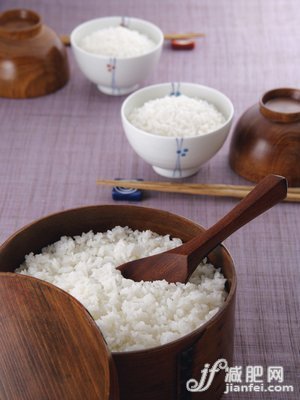 米饭功效：黑米补肾糯米排毒