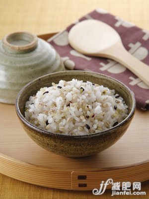 米饭功效：黑米补肾糯米排毒