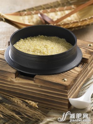 米饭功效：黑米补肾糯米排毒