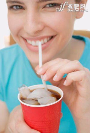 碳酸饮料中含有的泡沫会让你的肚子发胀 