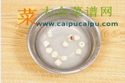 雪莲子罗汉果花清炖木瓜