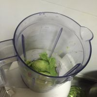 猕猴桃牛油果奶昔的做法图解2