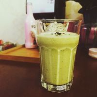 猕猴桃牛油果奶昔的做法图解3