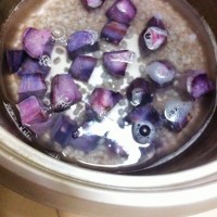 懒人的瘦身早餐_紫薯薏米麦片奶羹_宿舍版的做法图解2