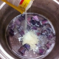 懒人的瘦身早餐_紫薯薏米麦片奶羹_宿舍版的做法图解3