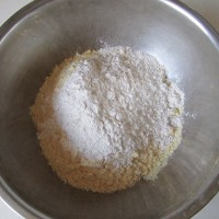  减肥又美味的营养粗粮早餐---水煎玉米饼的做法图解1