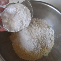  减肥又美味的营养粗粮早餐---水煎玉米饼的做法图解2